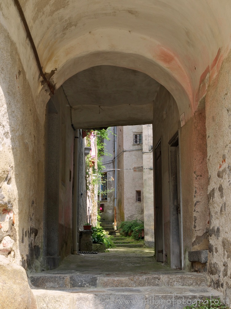 Campiglia Cervo (Biella) - Voltone fra le antiche case della frazione Valmosca